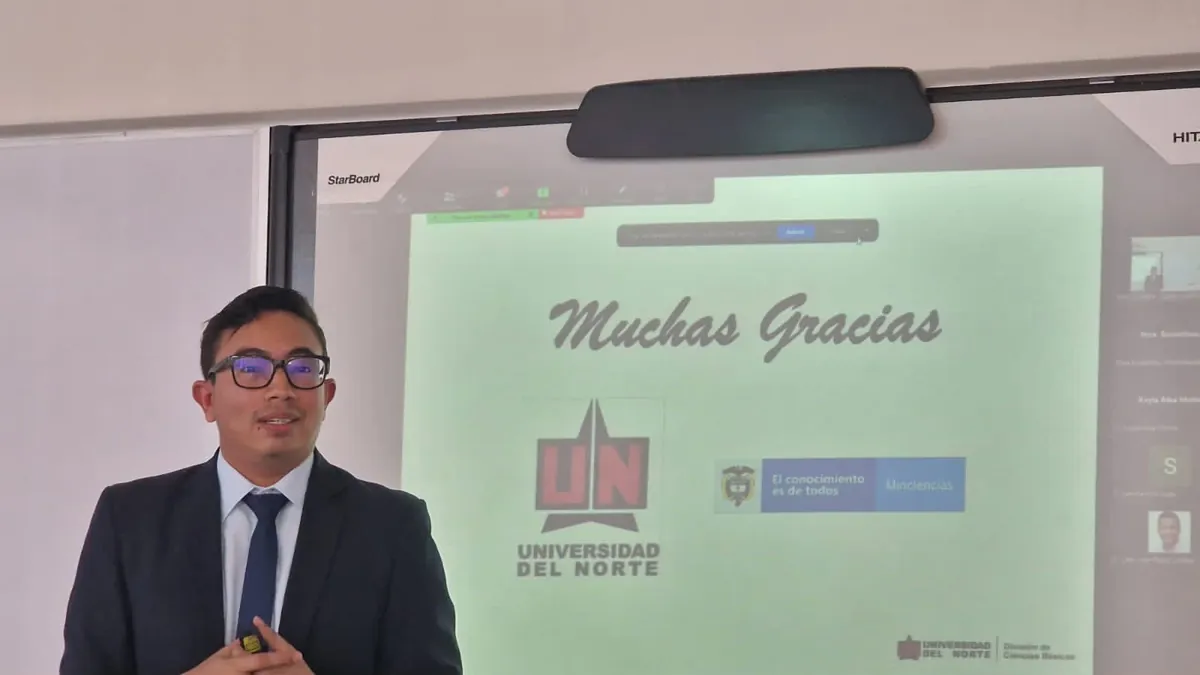 Luis Ángel Anillo presentando una investigación en la Universidad del Norte, junto al logo de Minciencias